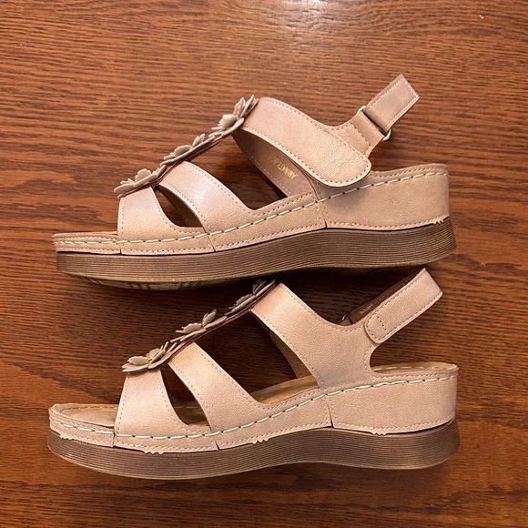 Cute and Comfortable Metallic Beige Sandals from Patrizia by Spring Step. Size 7 - Picture 4 of 7
